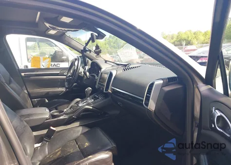 2016 Porsche Cayenne z USA, uszkodzony, nr VIN WP1AA2A24GLA10857